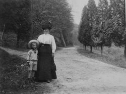 Mutter mit Kind im Wald, um 1900
