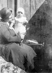 Mit Mutter auf der Terrasse oder im Hof, wohl 1920er