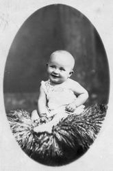 Sitzendes Kleinkind auf Fell, Saarland 1910er