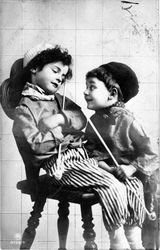 2 Kinder mit qualmenden Tonpfeifen, 1914