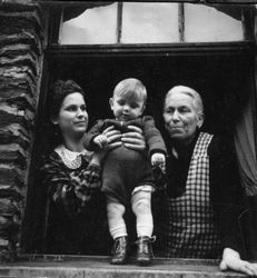 Mit Oma und Mutter am Fenster, um 1935