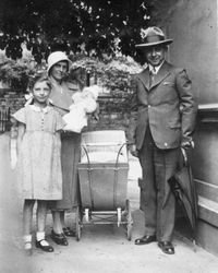 Mit Säugling am Kinderwagen, um 1935