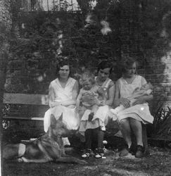 Mütter, Kinder und Schäferhund, Dudweiler 1934
