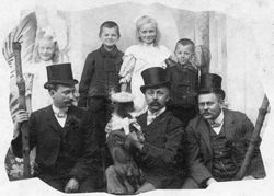 Gruppe mit Wackeldackel, wohl um 1900-1910