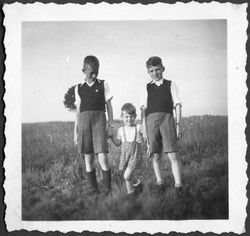 3 Jungen auf einer Wiese, Saarbrücken um 1940