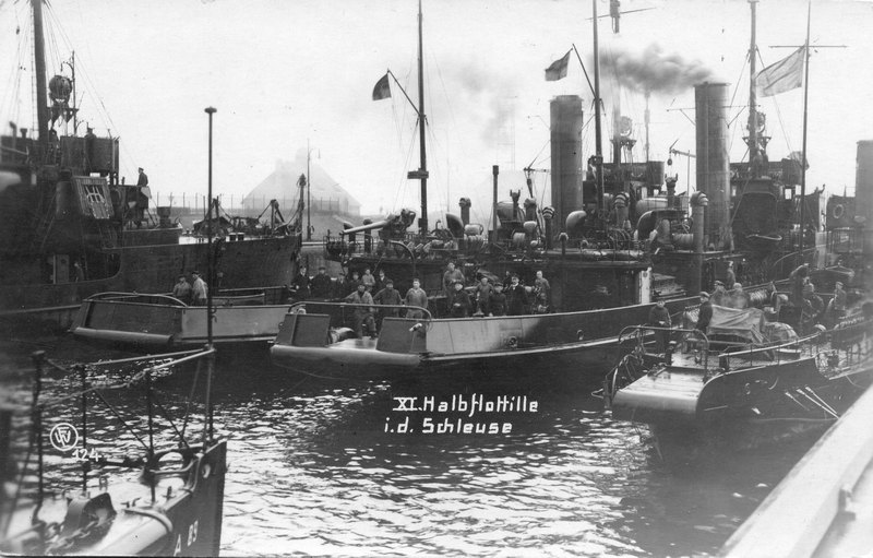 Torpedoboote in Schleuse, Wilhelmshaven, wohl 1918