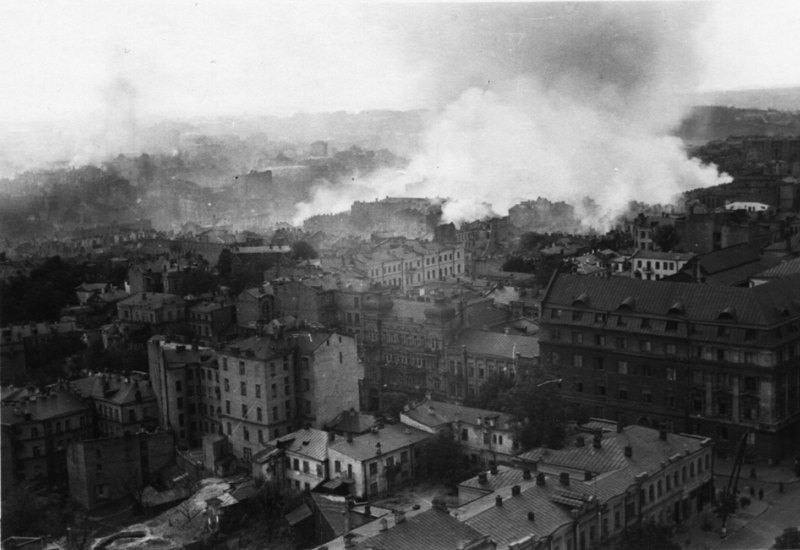 Brennende Stadt, wohl 1944-45