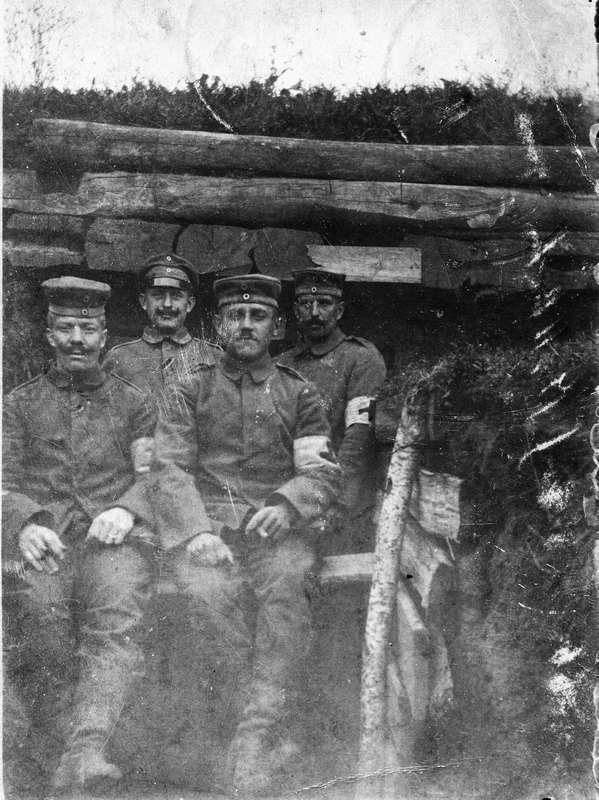 Sanitäter vor dem Unterstand, Oktober 1916