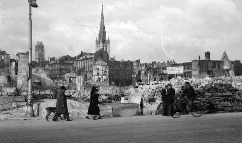 Zerstörte Innenstadt von Rouen, wohl 1944-45