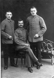 3 Soldaten mit Zigarette in Lothringen um 1914