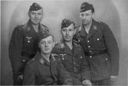 Vier von der Luftwaffe, wohl um 1939-40