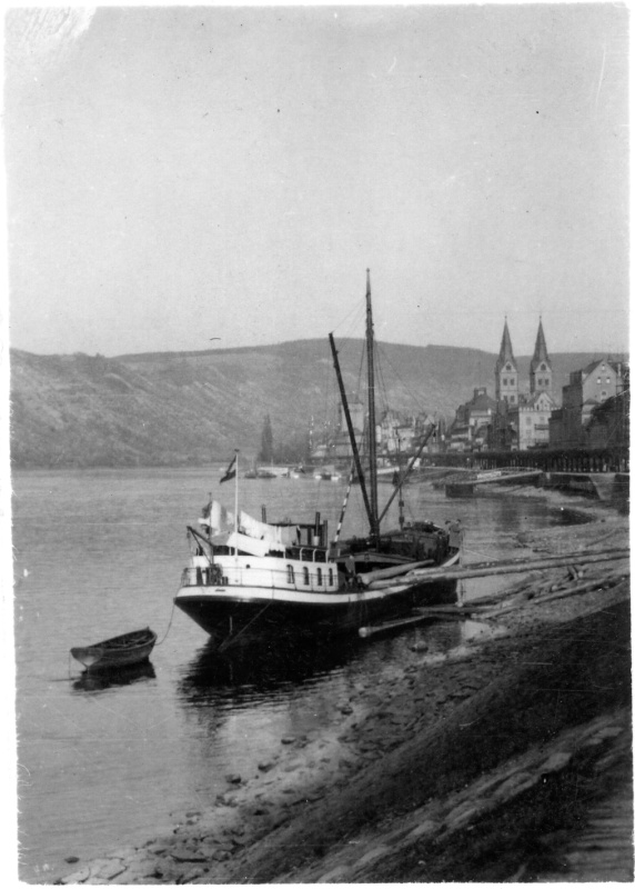 Motorsegelschiff am Rheinufer vor Boppard, um 1928