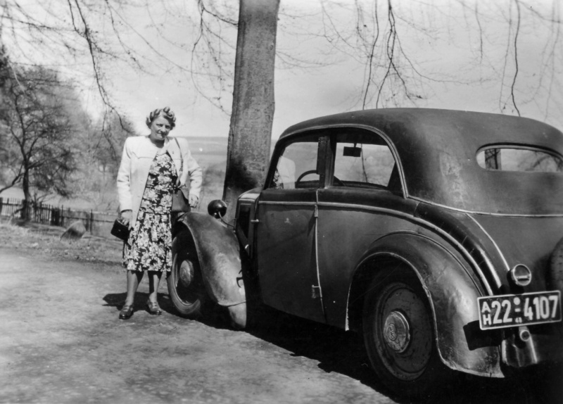 Frau mit altem DKW F7, Ahnatal 1950
