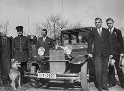 Herrenrunde mit Hund am Mercedes, 1930er