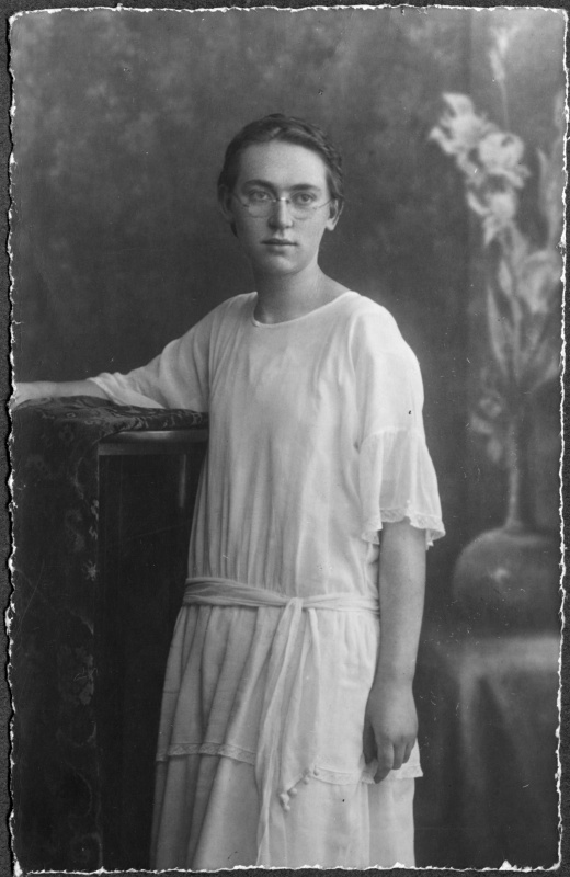 Junge Frau mit Brille, 1924