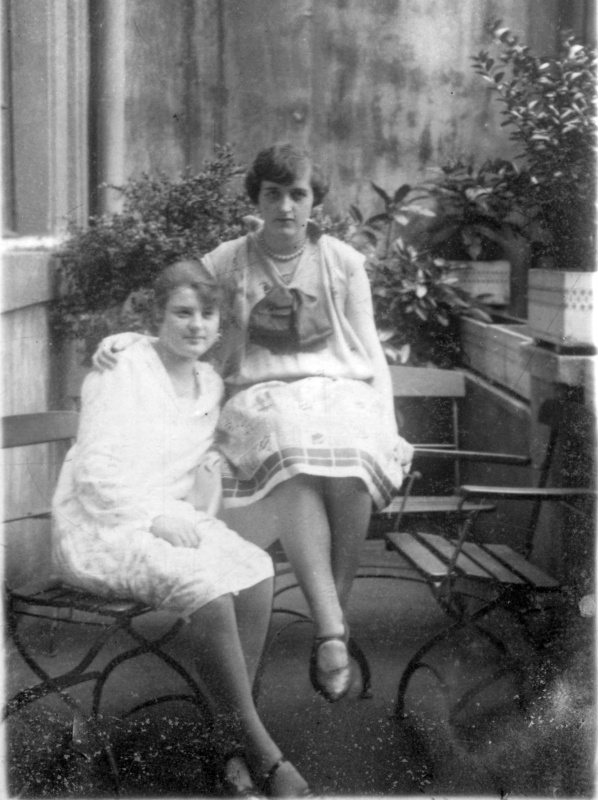 Zwei Freundinnen auf der Terrasse, 1926