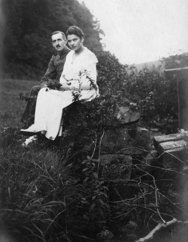 Paar auf alter Mauer, wohl 1910-20er