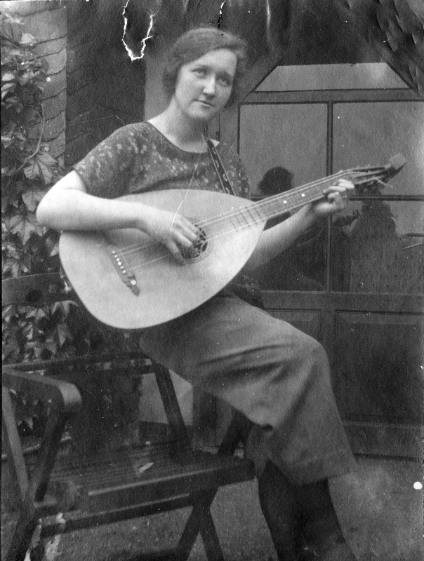 Junge Frau mit Laute, Bad Homburg 1926