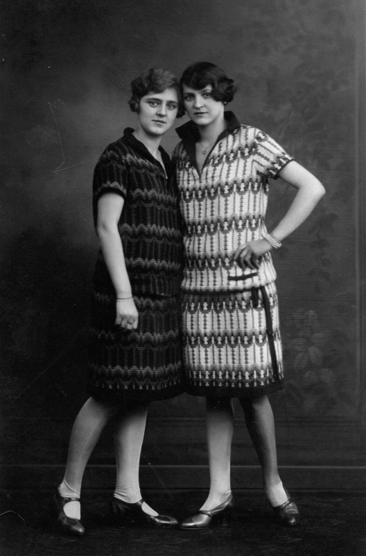 Zwei Frauen im gemusterten Strickkleid, Saarland 1920er