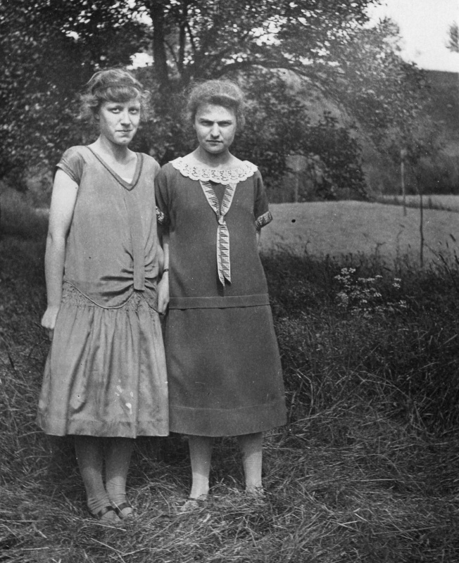 Zwei jungen Frauen auf Wiese, Raum Neunkicrhen (Saar) 1920er