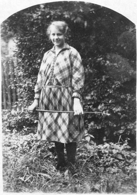 Junge Frau mit Reitgerte, Raum Neunkirchen (Saar) 1920er
