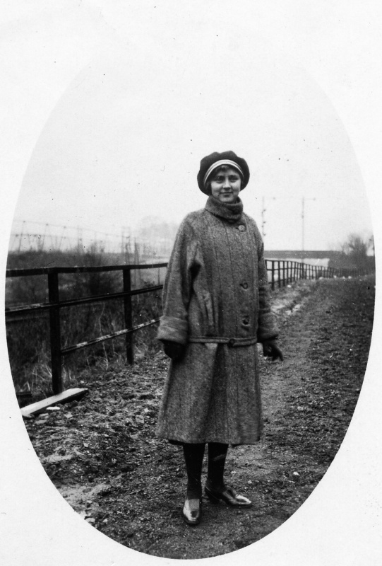 Junge Frau mit Ballonmütze, Raum Neunkirchen (Saar) 1920er