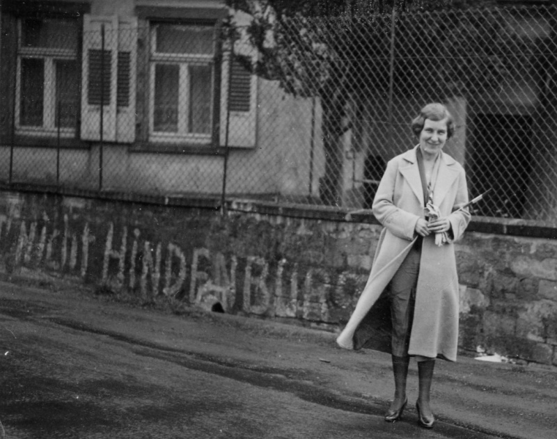 Frau mit Trikolore und "nicht Hindenburg", Saarland, wohl 1934