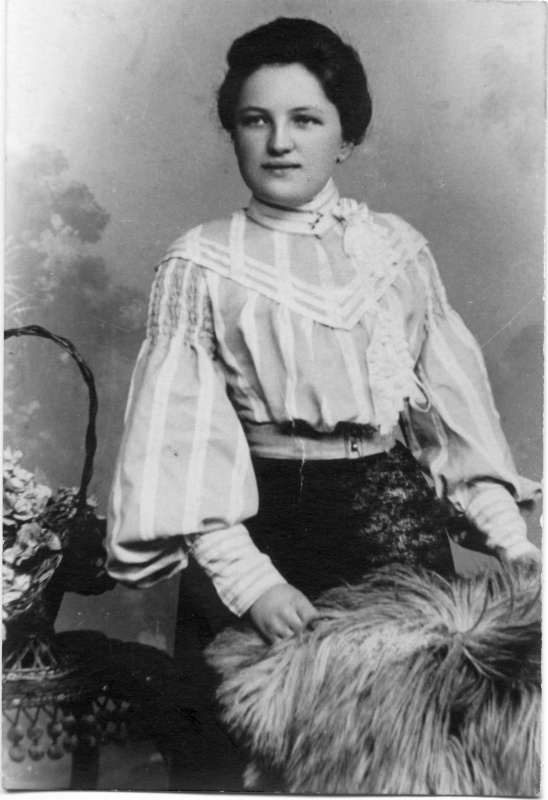 Junge Frau in Stolp (Pommern), 1906