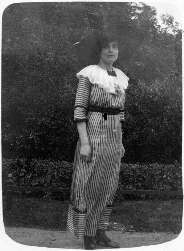 Frau im gestreiften Kleid, wohl Berlin, August 1912