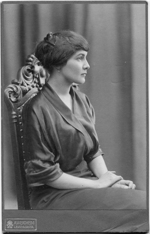 Frauenporträt Nr. 2 bei A. Wertheim, Berlin Januar 1915