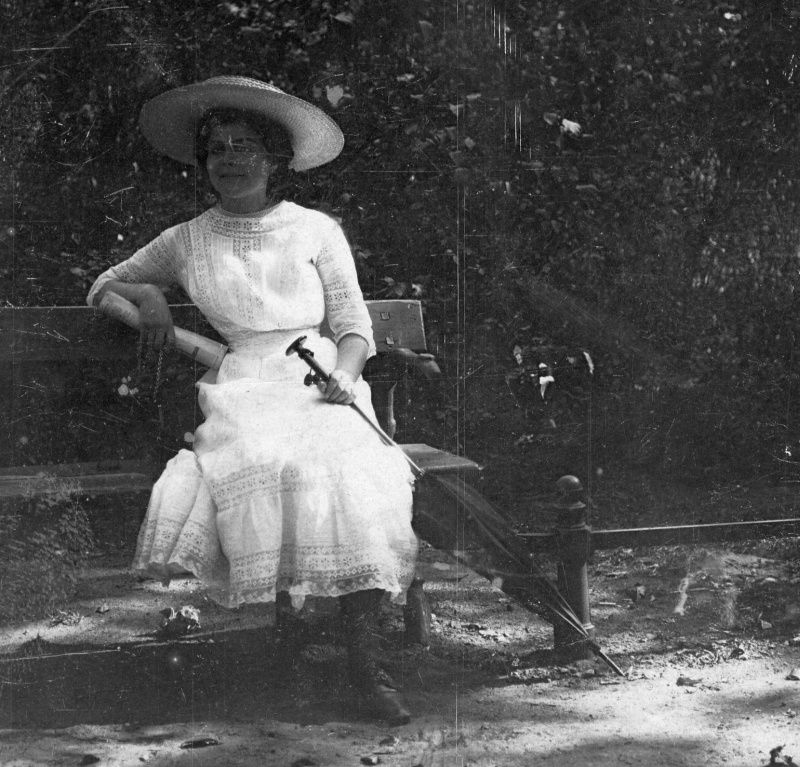 Frau auf einer Parkbank im Tiergarten Berlin, Sommer 1911