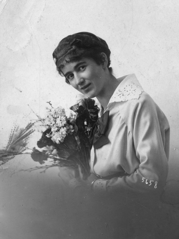 Junge Frau mit Blumenstrauss, wohl Saarbrücken, 20.02.1917