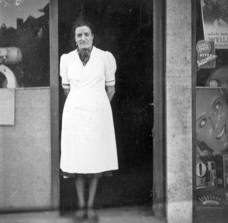 Frau vor Geschäft, Dudweiler (Saar) um 1940