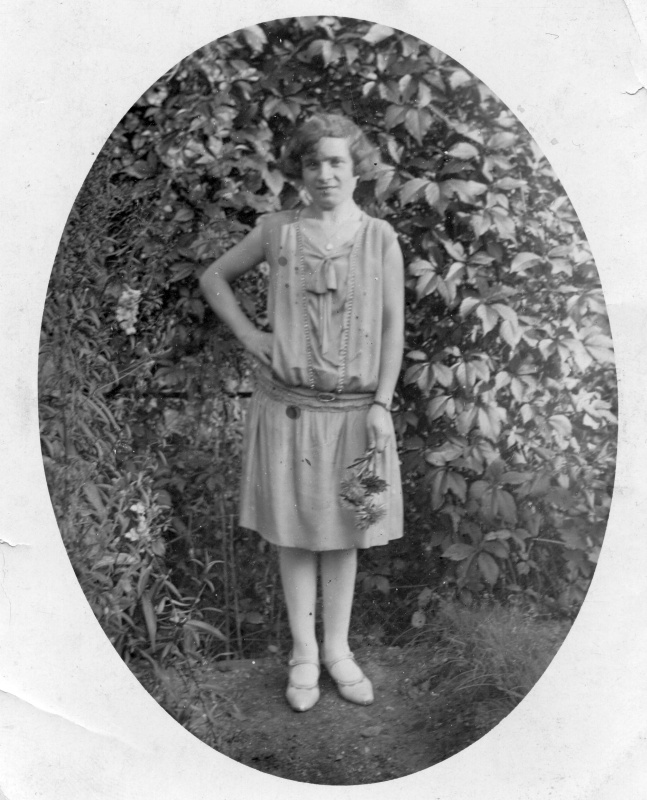 Frau mit kleinem Blumenstrauß in einem Garten, Dudweiler 1920er