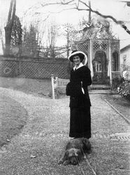 Frau mit Hund am Gartenpavillon, wohl 1910er
