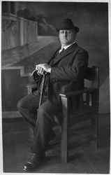 Mann auf Armlehnstuhl, wohl 1910-20er