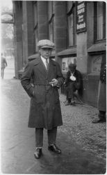 Junger Mann vor älterem Bettler, wohl Saarbrücken 1920er