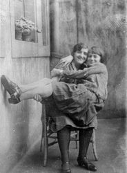 Zwei Freundinnen auf der Terrasse, 1926