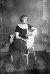 Junge Frau mit Buch, 1926