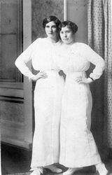 Zwei Damen in Weiß, Berlin um 1915