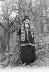 Ältere Frau im Park Nr. 2, wohl Saarland 1920er
