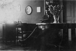 Mann im häuslichen Arbeitszimmer, Dudweiler (Saar), wohl 1930er
