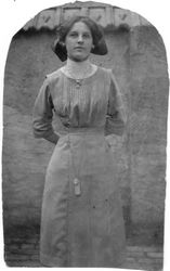 Junge Frau mit langer Halskette, 1910er