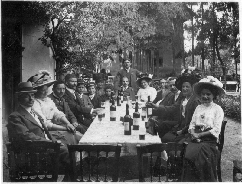 Gemischte Gruppe im Biergarten um 1910