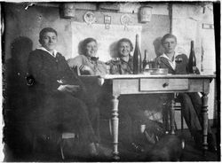 Vier am Küchentisch, bei Neunkirchen (Saar) 1920er