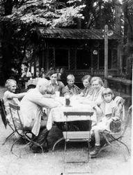 Familie im Biergarten, Saarland um 1930