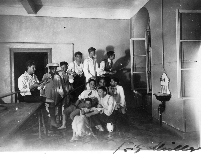 Elf Männer und zwei Wasserschläuche, wohl 1920er