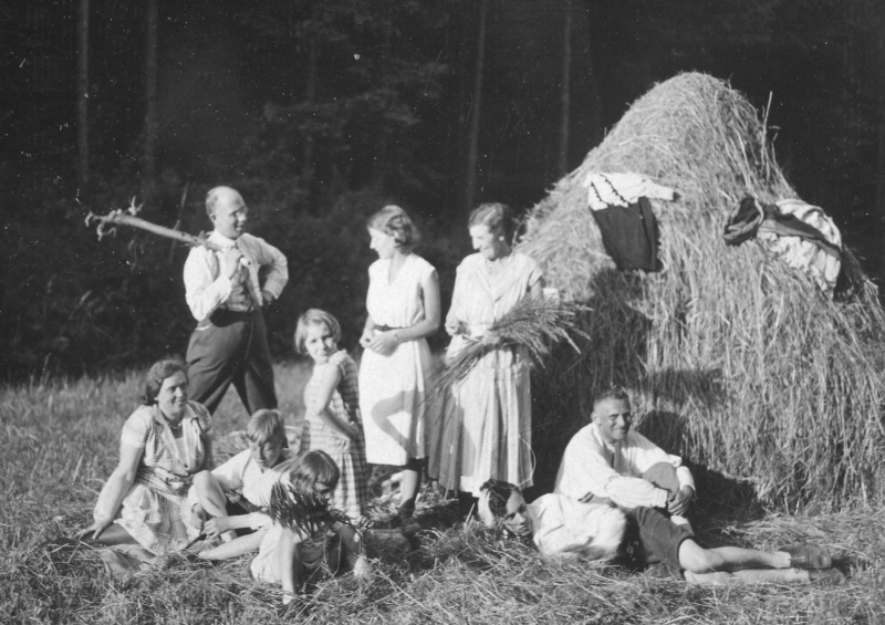 Picknick im Feld Nr. 3, wohl Saarland um 1930