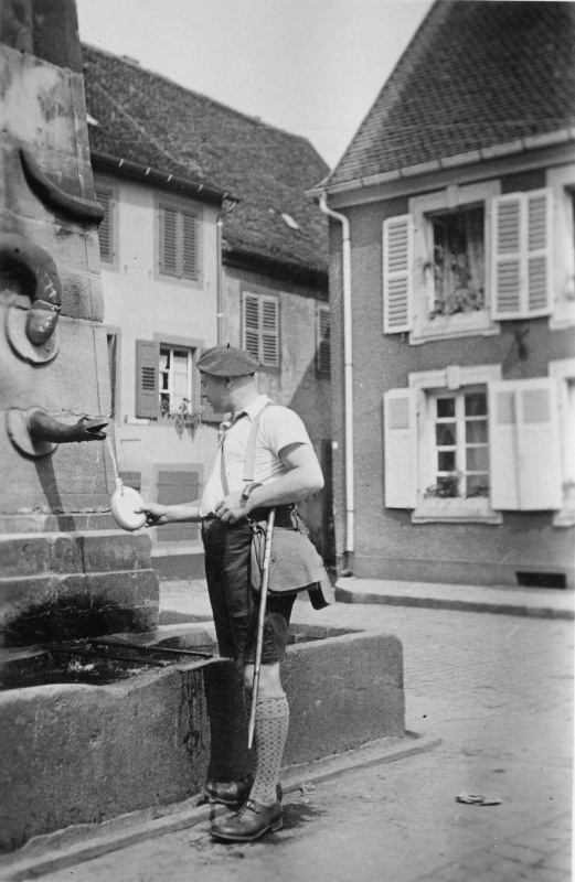 Wanderer am Schlangenbrunnen Blieskastel um 1930