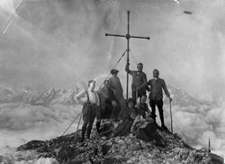 Gruppe am Gipfelkreuz des Hochthron, 1922